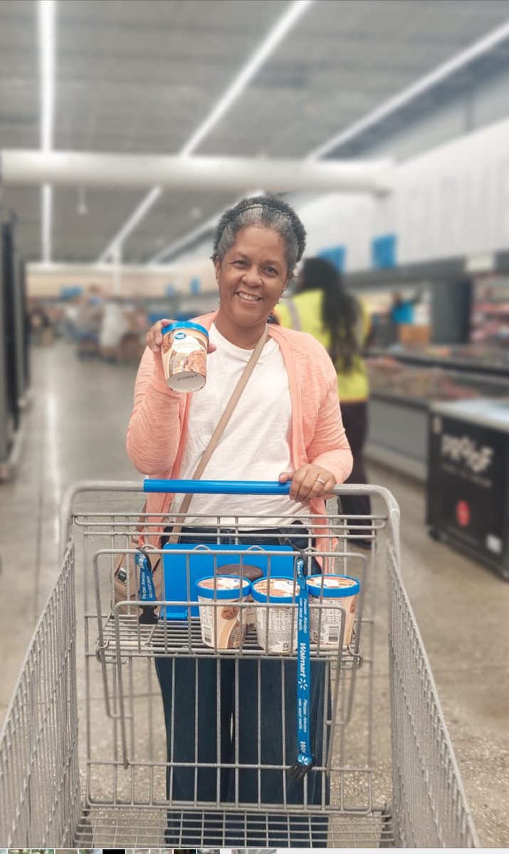 Flavia com o carrinho de compras em um supermercado em Orlando